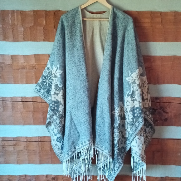 NEW Chico's reversible fringed. Poncho one size neutral floral pattern gray tan - Picture 8 of 12
